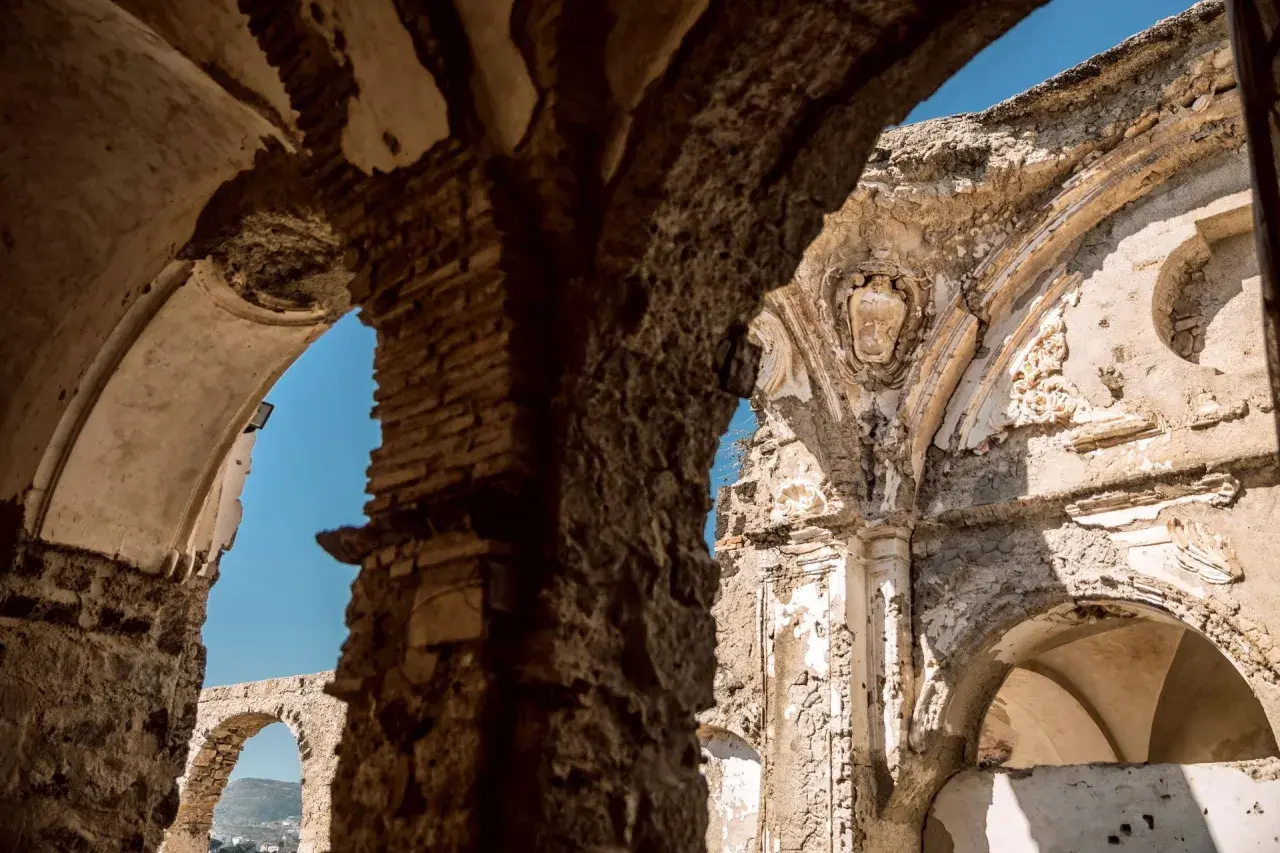 Interni del castello aragonese di Ischia: rovine suggestive con archi in pietra e dettagli architettonici antichi.