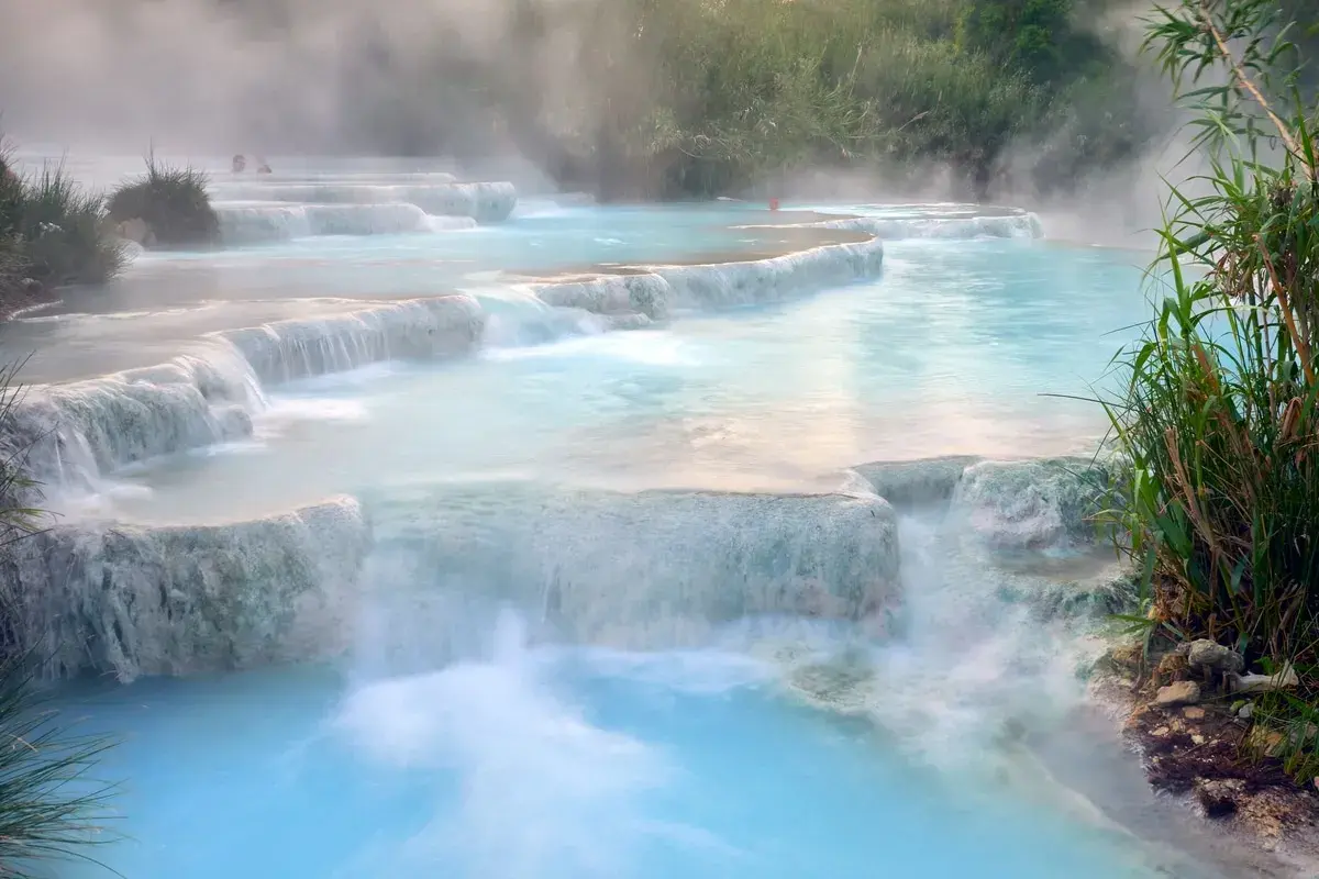 Cascate naturali di acqua azzurra e fumante, dove si può ammirare cosa sono le sorgenti termali.