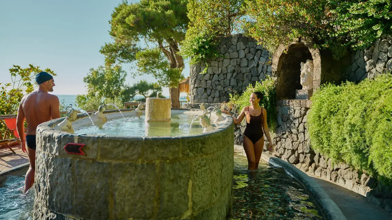Coppia si gode le terme. Scopri il **Poseidon Ischia costo ingresso** per un'esperienza indimenticabile.