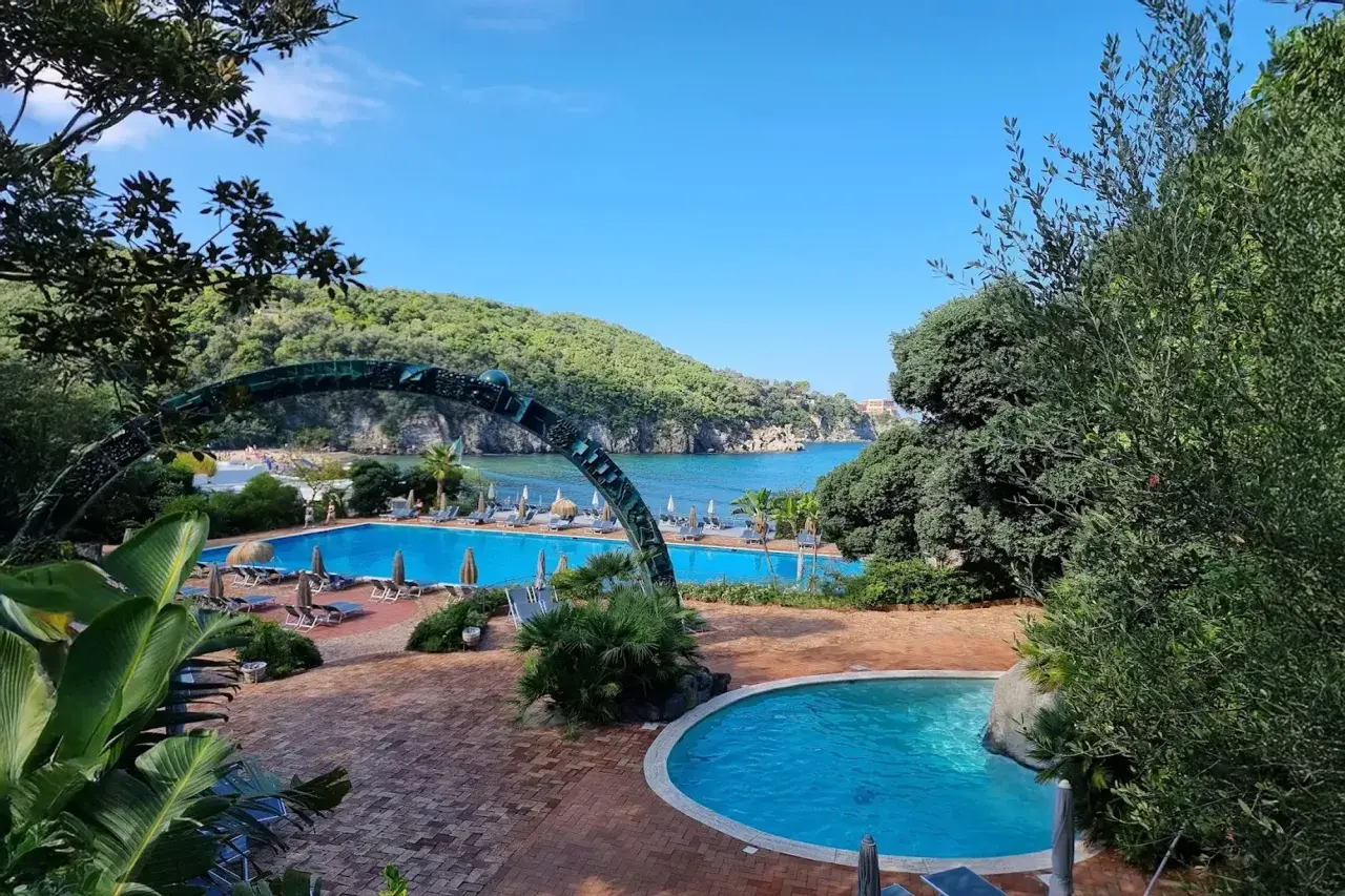 Piscine e mare azzurro, un angolo di paradiso per godersi le terme romane a Ischia.