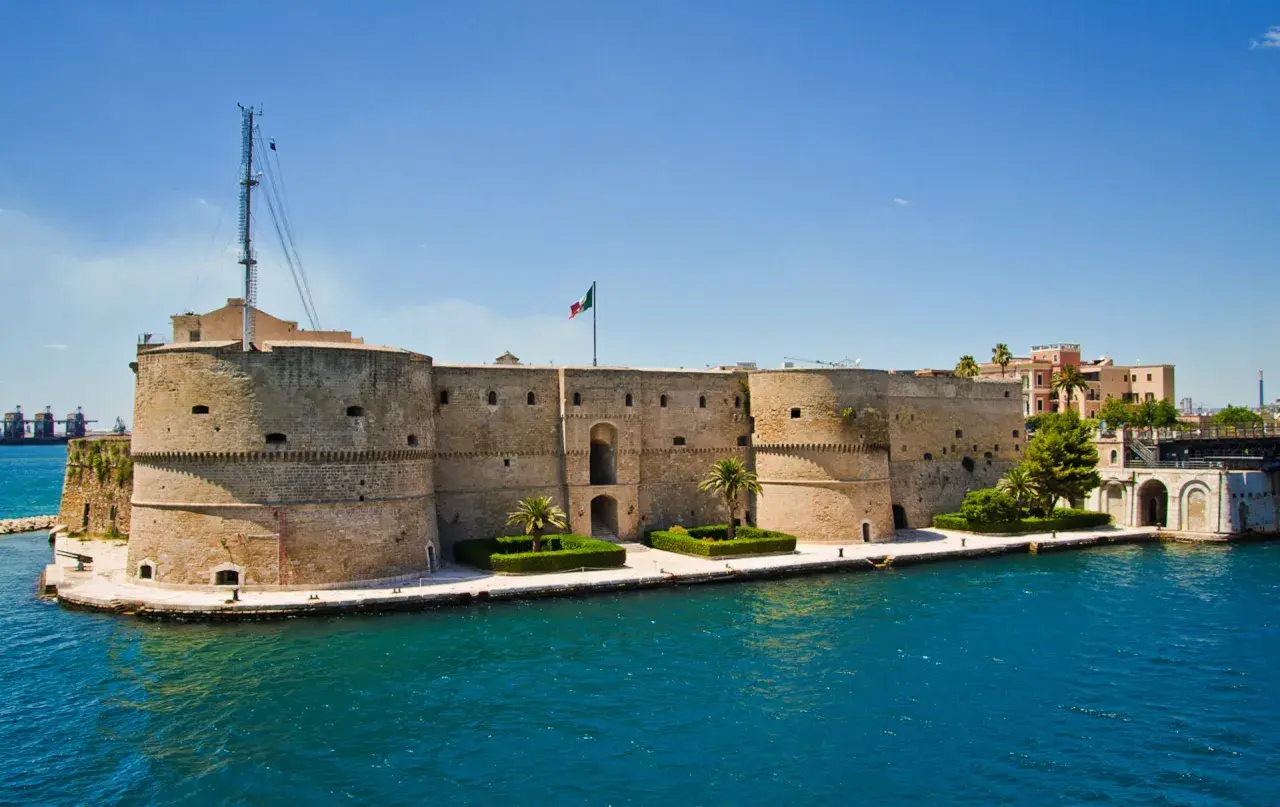 Imponente Castello Aragonese, un baluardo storico sul mare. Qui si trova il castello aragonese, testimone di secoli di storia.
