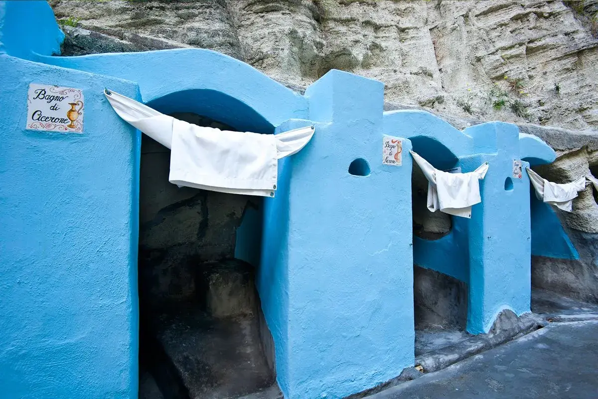 Bagni di Cicerone e Nerone, antiche **cavascura Ischia**, con teli bianchi appesi.