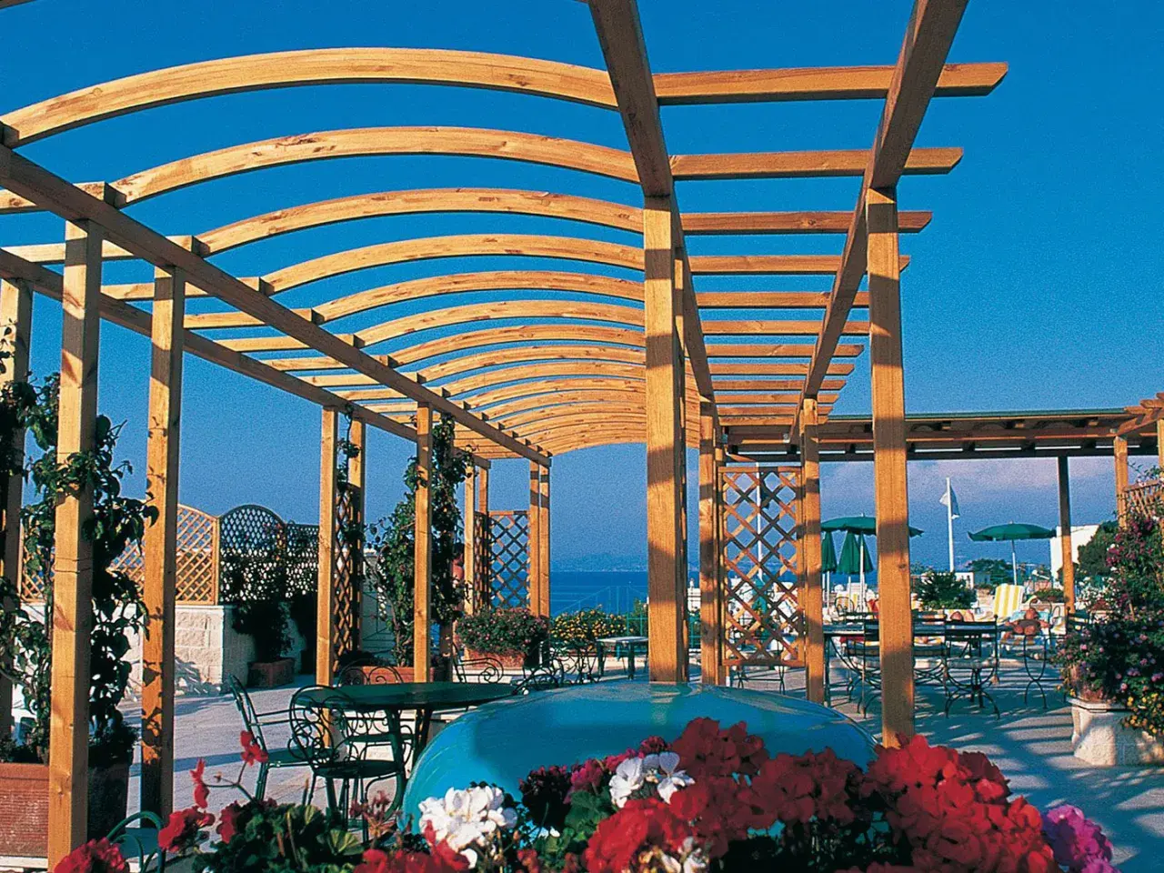 Terrazza con pergolato in legno e vista mare, ideale per rilassarsi all'Hotel Augusto Lacco Ameno.