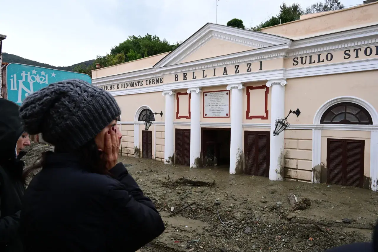 Ischia, dopo il terremoto, fango e detriti invadono le terme Belliazzi. Una donna sconvolta si copre il volto.