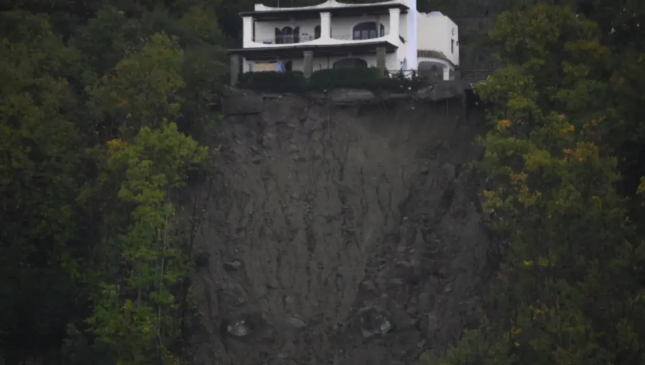 Casa a picco su una frana dopo il terremoto a Casamicciola. La terra è franata, minacciando la stabilità dell'edificio.