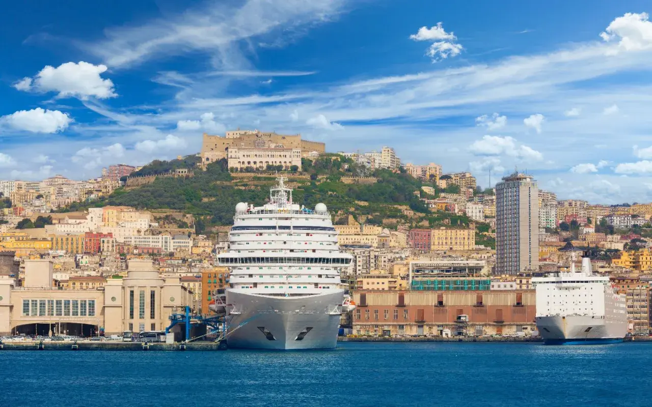 La vista di Napoli dal mare, con navi da crociera ormeggiate a Calata Porta di Massa, ideale per chi cerca come arrivare a Calata Porta di Massa da Napoli Centrale.