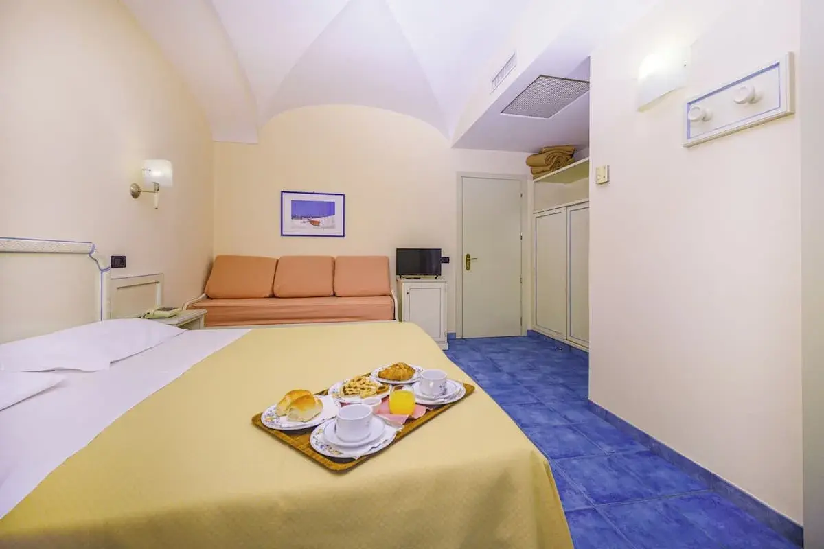 Camera accogliente con letto, divano letto e vassoio colazione. Un'oasi di relax all'Hotel San Giovanni Ischia.