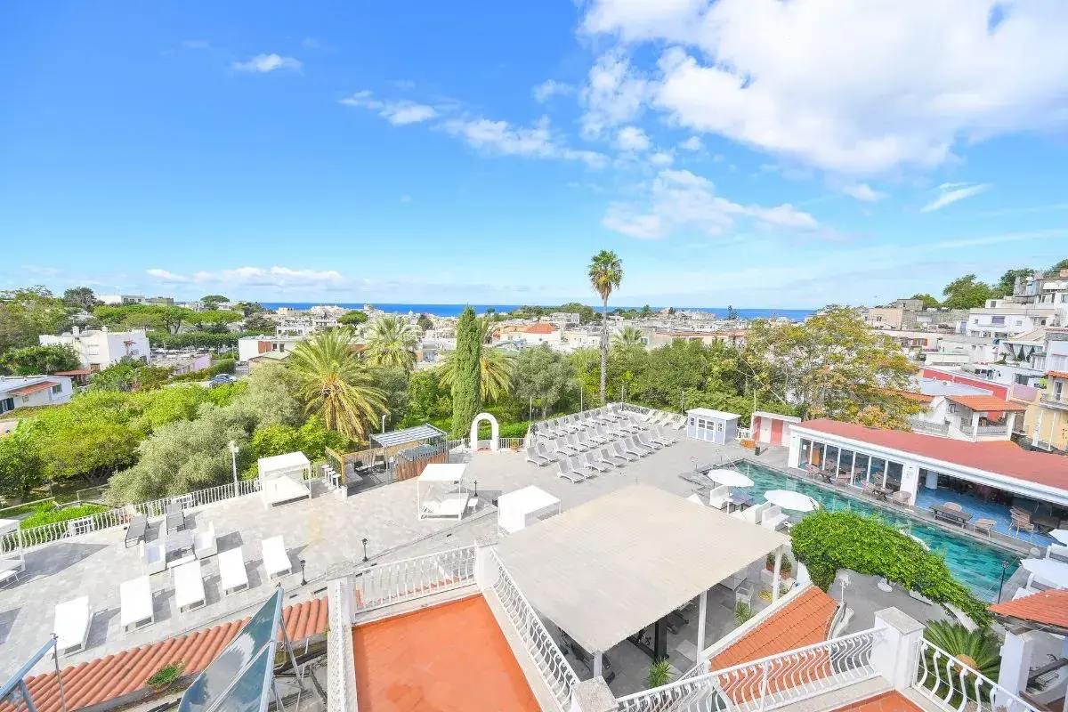Vista panoramica di Ischia con piscina e lettini, ideale per chi cerca hotel Colella Ischia recensioni positive.
