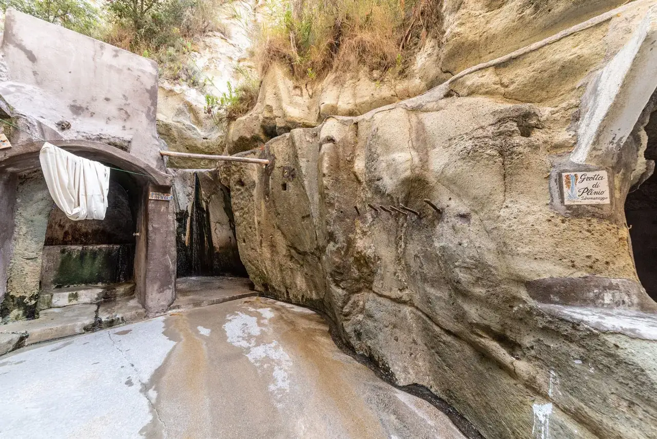 Le terme di Cavascura, con la grotta di Plinio, offrono un'esperienza termale unica tra rocce naturali e antiche strutture.