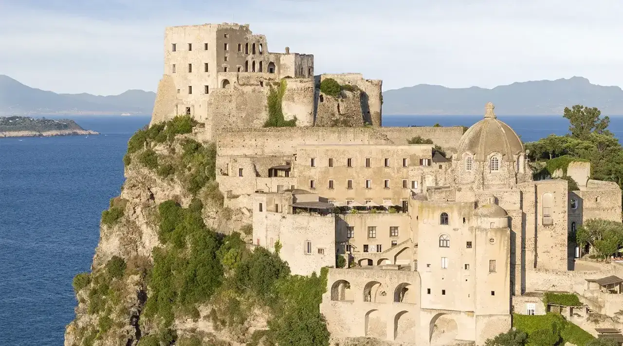 Antico castello a picco sul mare, con cupola e terrazze panoramiche. Un sogno di vacanza al Hotel I Delfini Ischia.