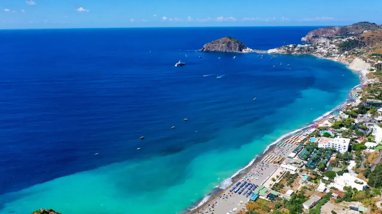 Le splendide calette di Ischia, con il mare azzurro e turchese che lambisce la costa, offrono un panorama mozzafiato.