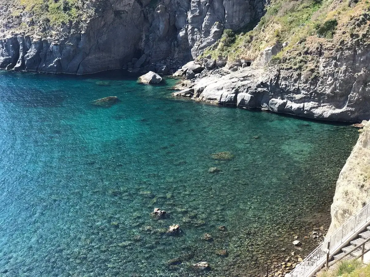 Acque cristalline e scogliere suggestive, un angolo di paradiso tra le piscine naturali di Ischia.