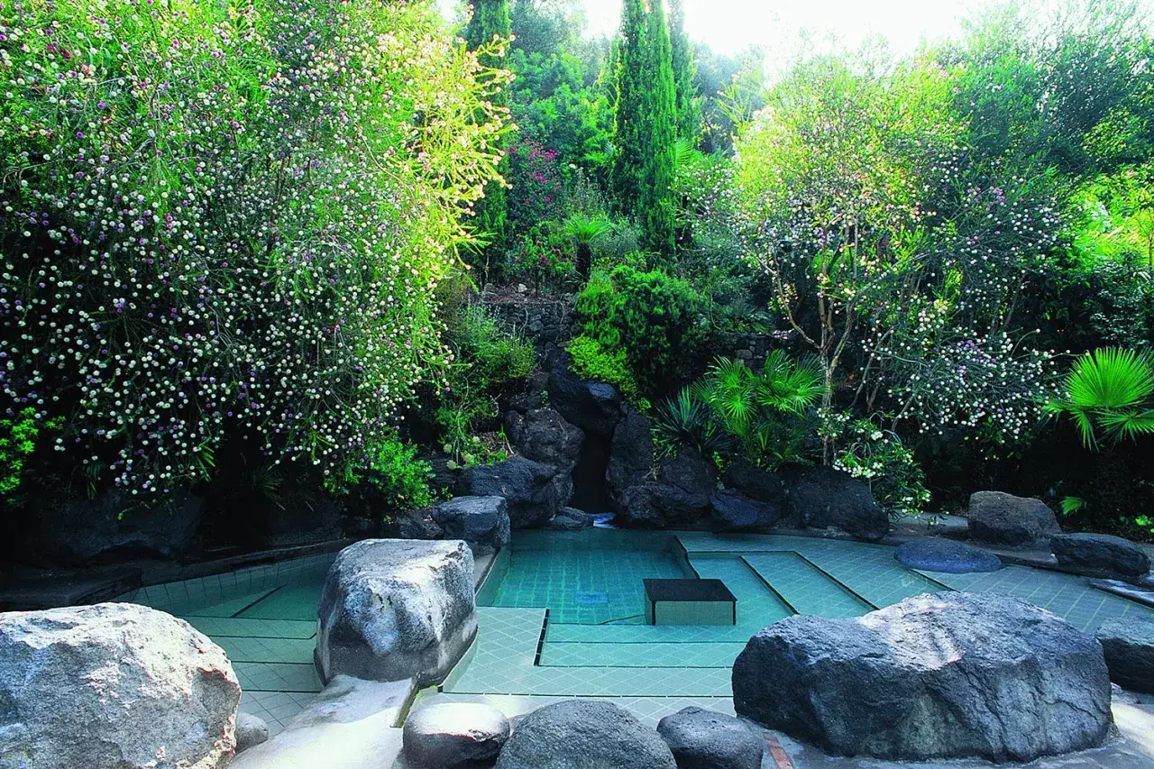 Un'oasi di pace tra rocce e fiori: le piscine Negombo offrono un rifugio rigenerante immerso nella natura lussureggiante.