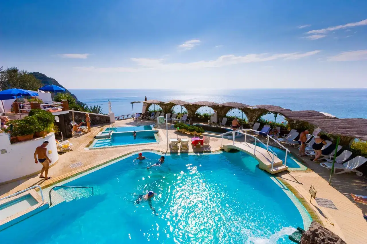 Piscine panoramiche con vista mare, persone che nuotano e si rilassano. Un luogo ideale per una vacanza a San Valentino Terme.