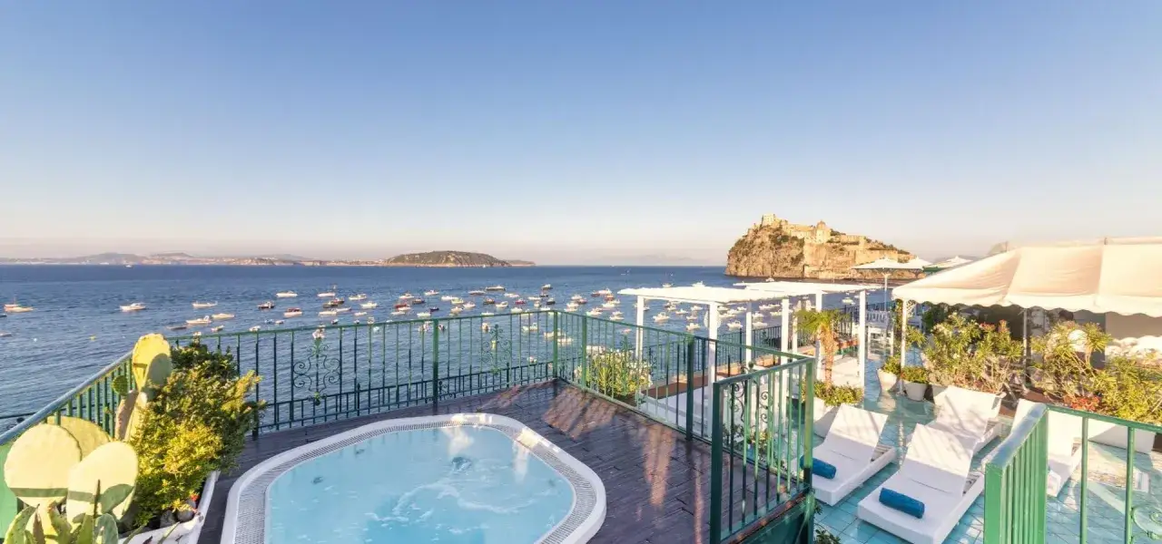 Terrazza con vasca idromassaggio e vista sul mare, barche e il Castello Aragonese. Un sogno al Hotel Miramare e Castello Ischia.