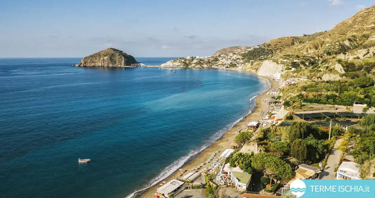Baia di Sorgeto, Ischia. Scopri come arrivare alle famose sorgenti termali di Nitrodi Ischia, un paradiso naturale con acque cristalline e vegetazione lussureggiante.