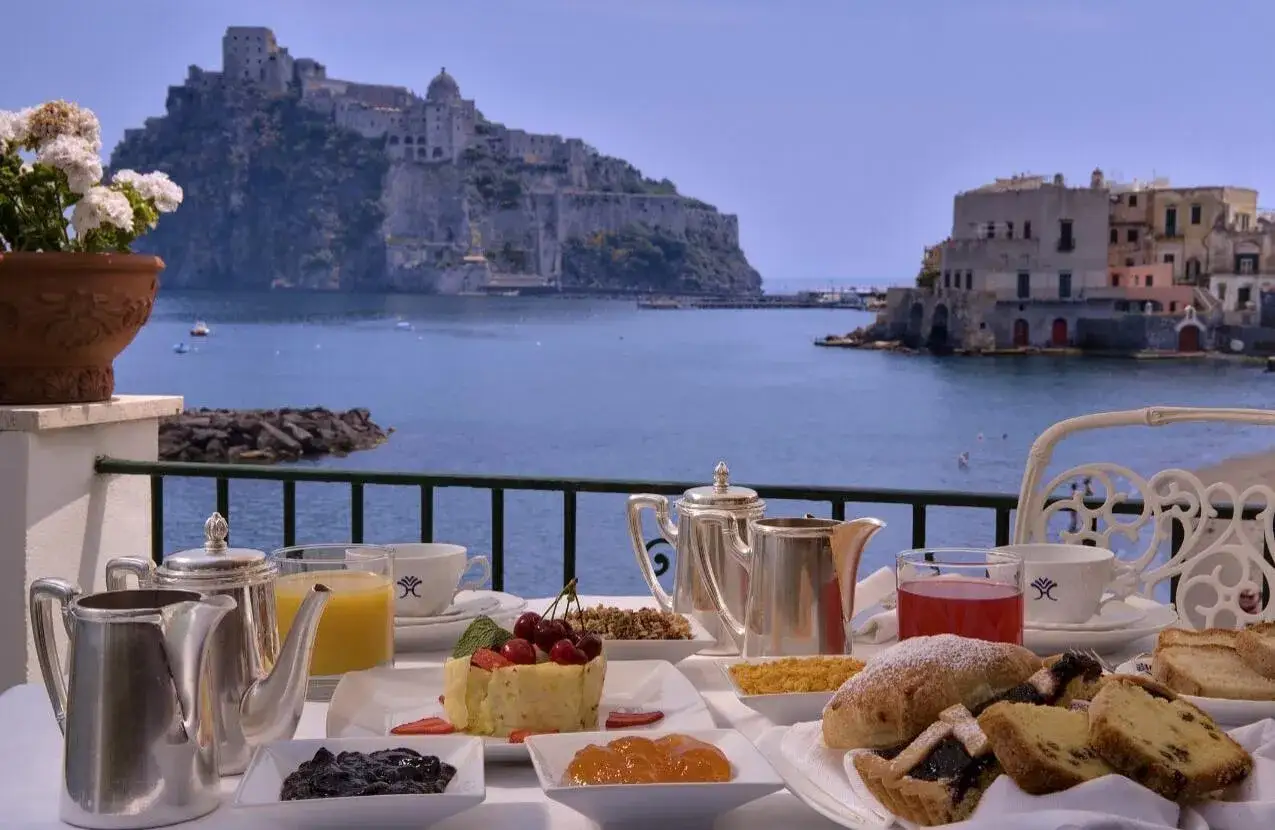 Colazione con vista sul mare e sul Castello Aragonese a Ischia, un'esperienza indimenticabile all'Hotel Miramare e Castello.