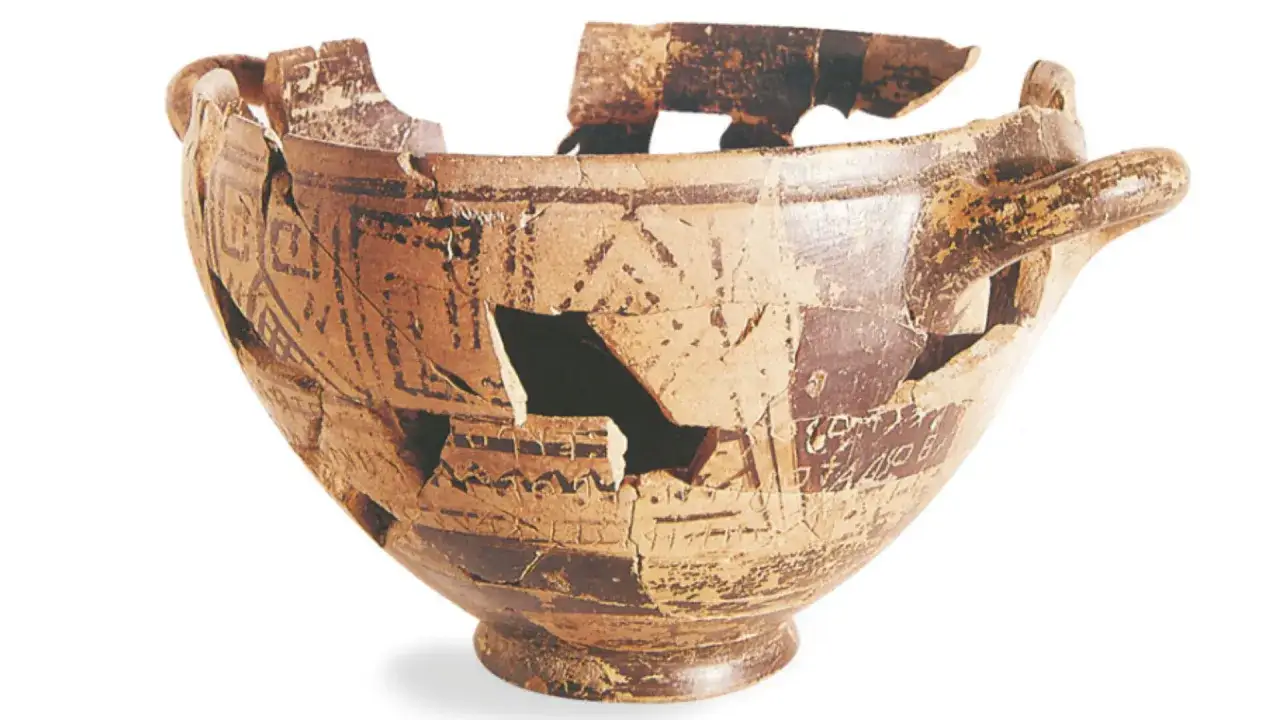 Frammento di ceramica decorata, testimonianza del museo archeologico di Pithecusae.