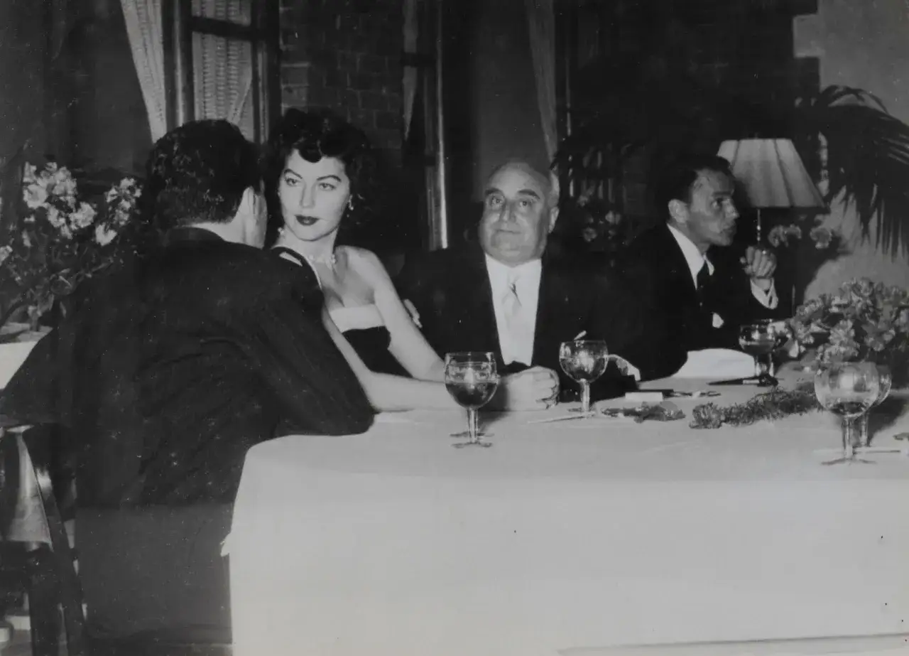 Ava Gardner e Frank Sinatra a cena con Angelo Rizzoli e un altro uomo.